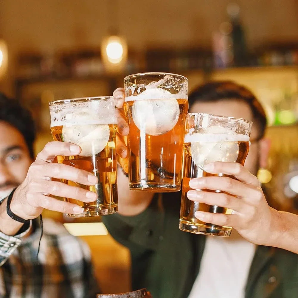 Molde de silicona con tapa diseñado para crear esferas de hielo grandes y redondas (efecto 3D). Es ideal para usar en cócteles y otras bebidas ➡️ Zyra